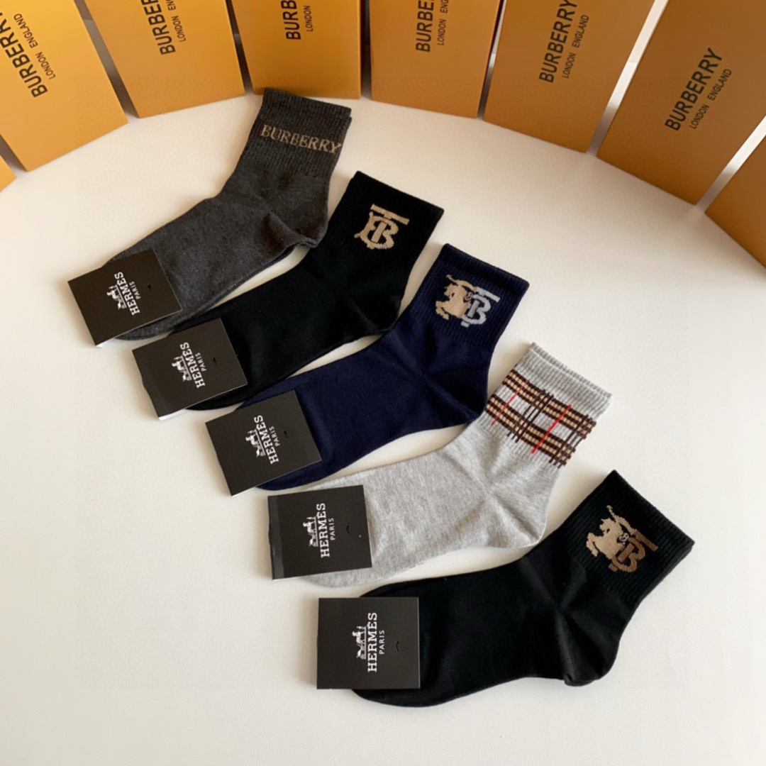 💛配专柜包装Burberry（巴宝莉）新款中长款堆堆袜袜子！一盒五双，专柜同步筒袜袜子，💛大牌出街，潮人