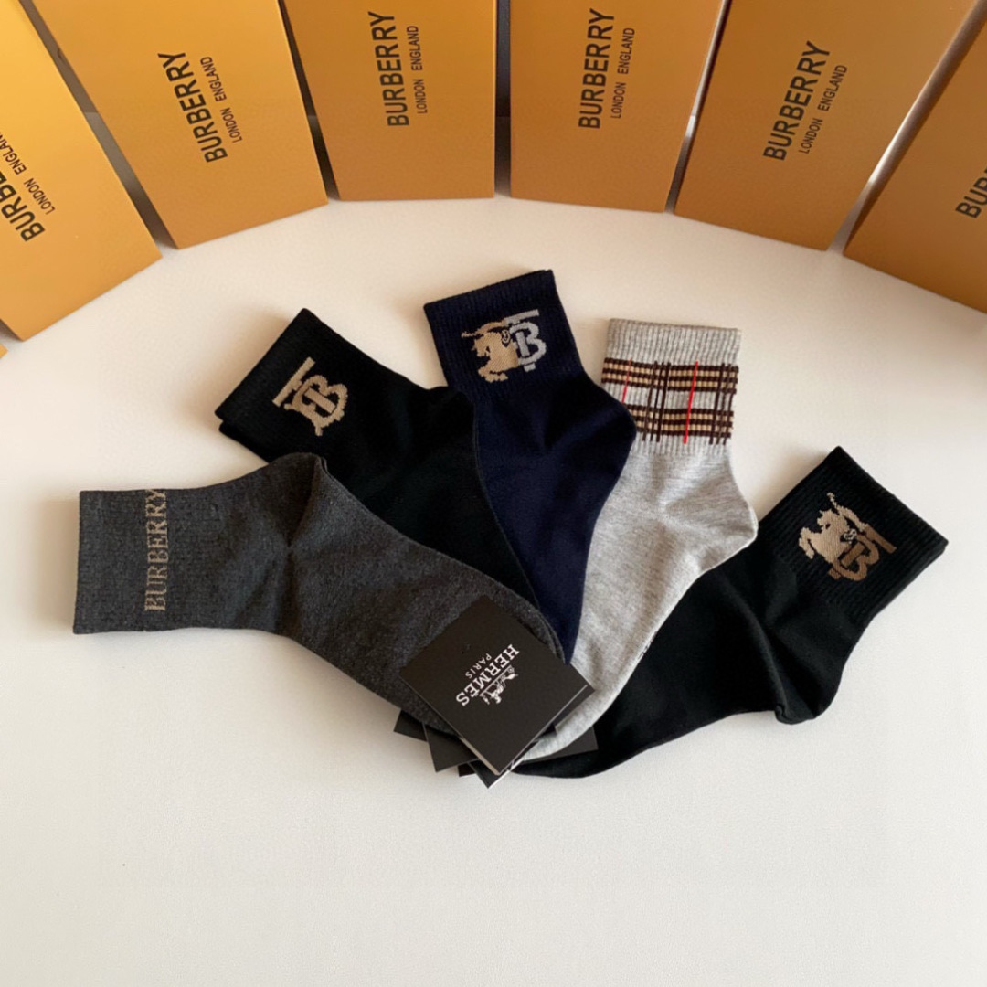 💛配专柜包装Burberry（巴宝莉）新款中长款堆堆袜袜子！一盒五双，专柜同步筒袜袜子，💛大牌出街，潮人