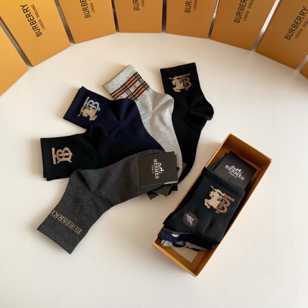 💛配专柜包装Burberry（巴宝莉）新款中长款堆堆袜袜子！一盒五双，专柜同步筒袜袜子，💛大牌出街，潮人