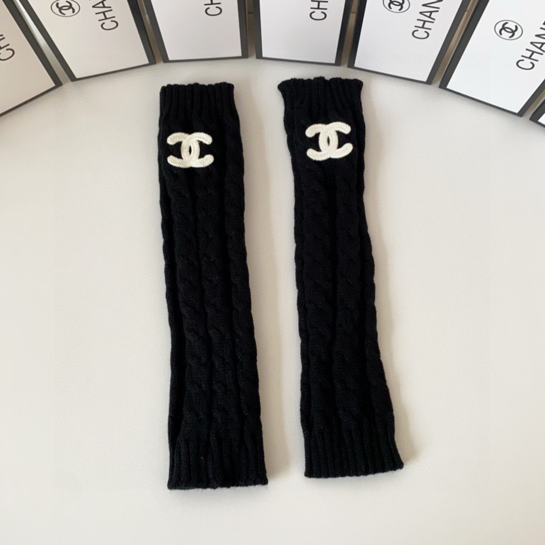 💛配包装Chanel（香奈儿）今年爆火的一款袜套袜子，手袖、袜套两用，一盒一双，专柜同步筒袜袜子，💛大牌