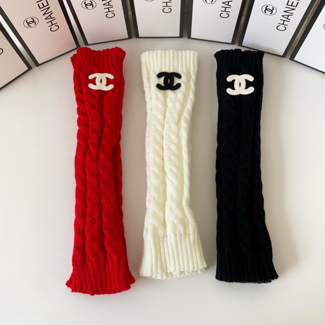 💛配包装Chanel（香奈儿）今年爆火的一款袜套袜子，手袖、袜套两用，一盒一双，专柜同步筒袜袜子，💛大牌
