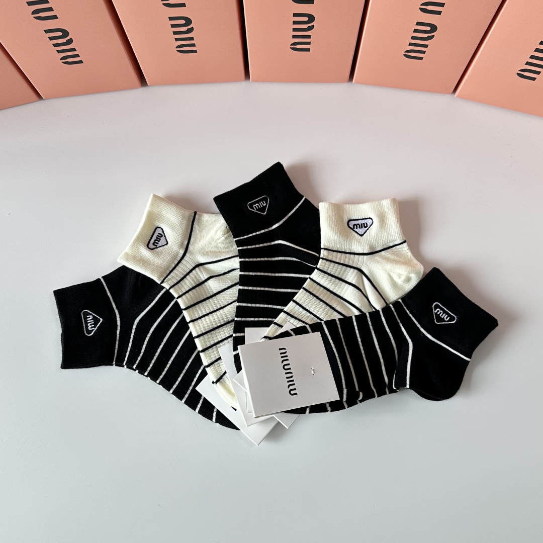 💛配专柜包装MiuMiu（缪缪）新款刺绣中短筒袜堆堆袜袜子！一盒五双，专柜同步筒袜袜子，💛大牌出街，潮人