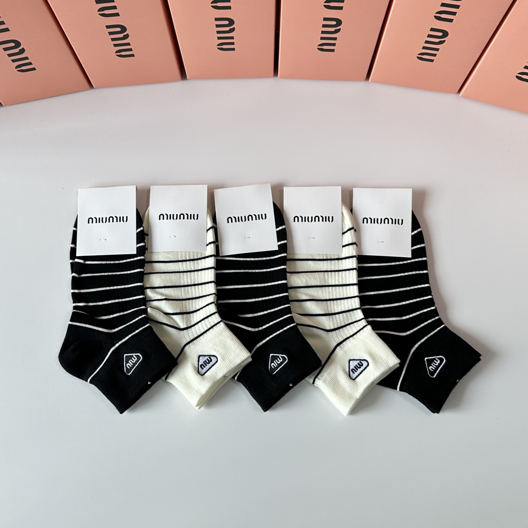 💛配专柜包装MiuMiu（缪缪）新款刺绣中短筒袜堆堆袜袜子！一盒五双，专柜同步筒袜袜子，💛大牌出街，潮人