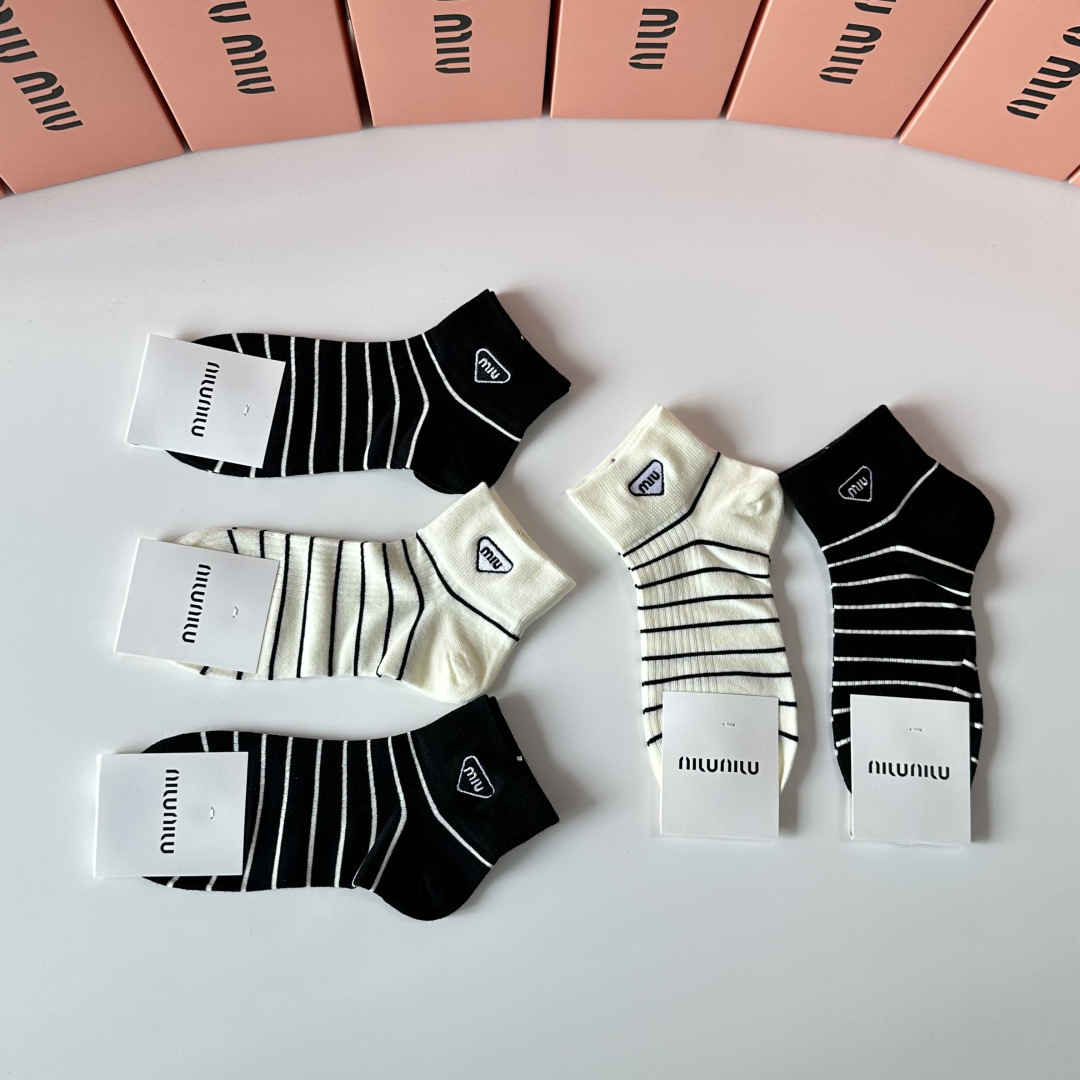 💛配专柜包装MiuMiu（缪缪）新款刺绣中短筒袜堆堆袜袜子！一盒五双，专柜同步筒袜袜子，💛大牌出街，潮人