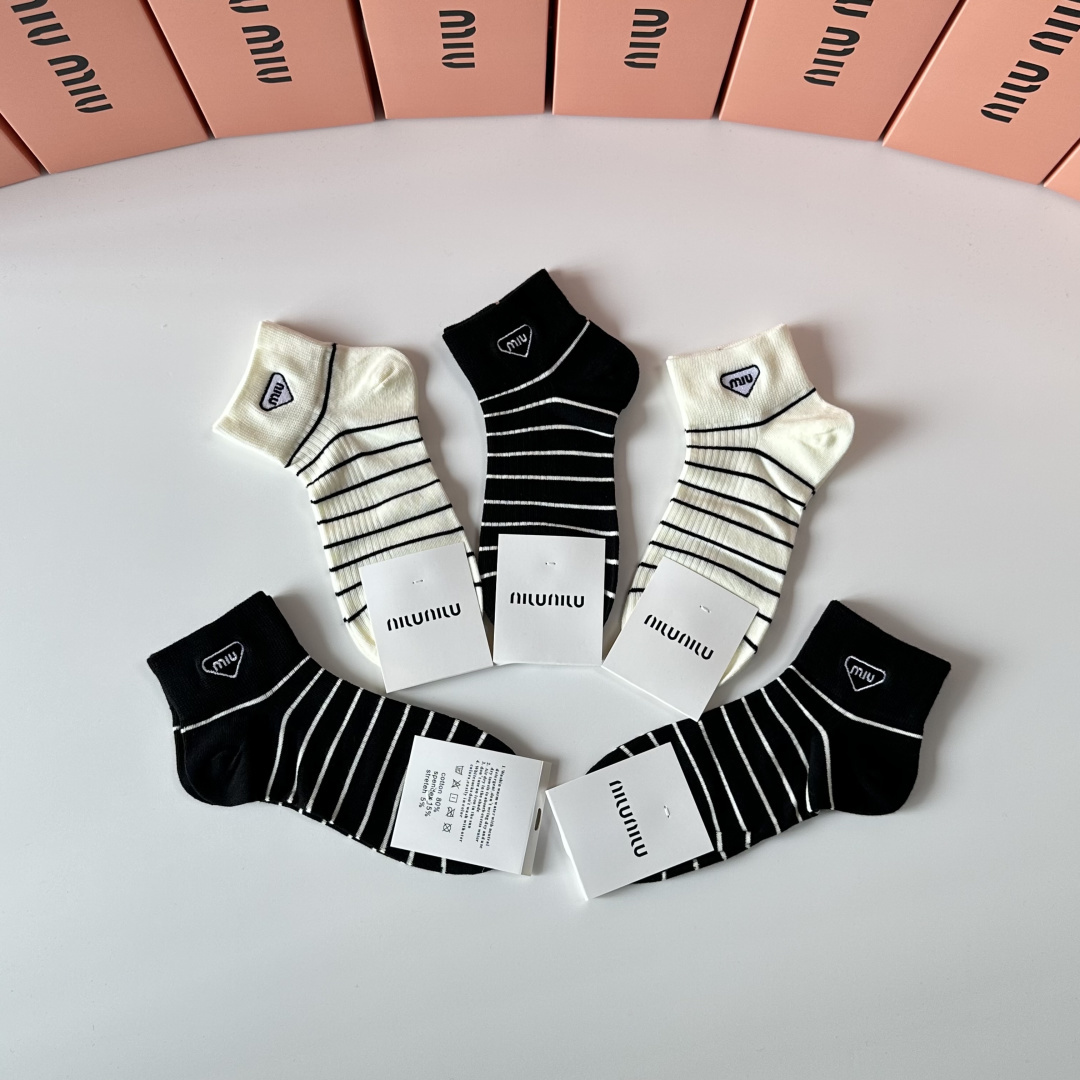 💛配专柜包装MiuMiu（缪缪）新款刺绣中短筒袜堆堆袜袜子！一盒五双，专柜同步筒袜袜子，💛大牌出街，潮人