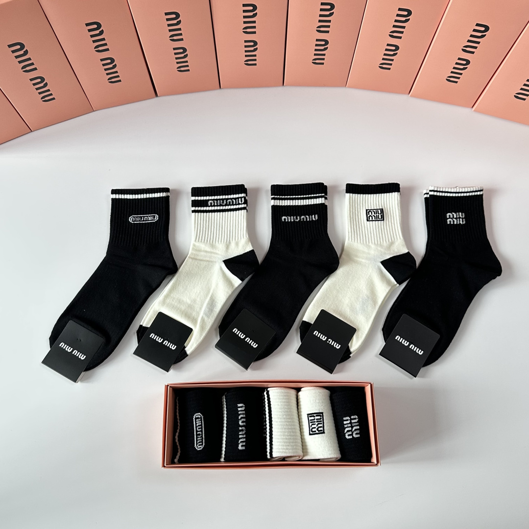 💛配包装MiuMiu（缪缪）新款中长款堆堆袜袜子！一盒五双， 专柜同步筒款袜子，💛大牌出街，潮人必备🔥超