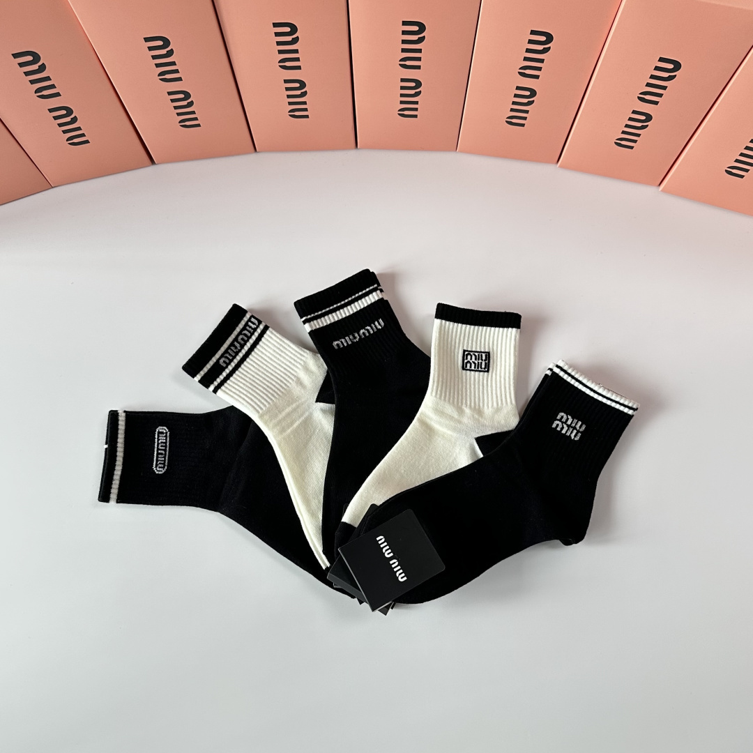 💛配包装MiuMiu（缪缪）新款中长款堆堆袜袜子！一盒五双， 专柜同步筒款袜子，💛大牌出街，潮人必备🔥超