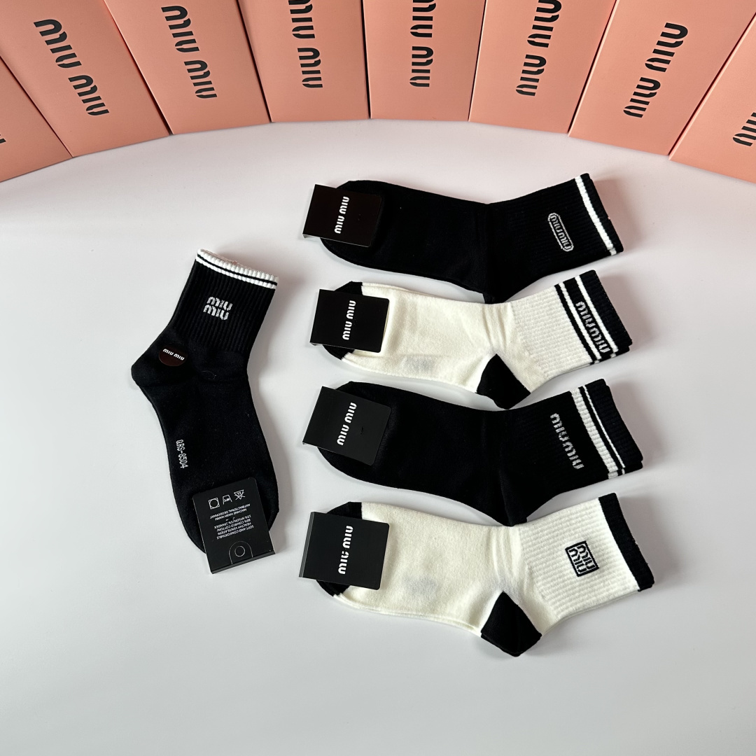 💛配包装MiuMiu（缪缪）新款中长款堆堆袜袜子！一盒五双， 专柜同步筒款袜子，💛大牌出街，潮人必备🔥超