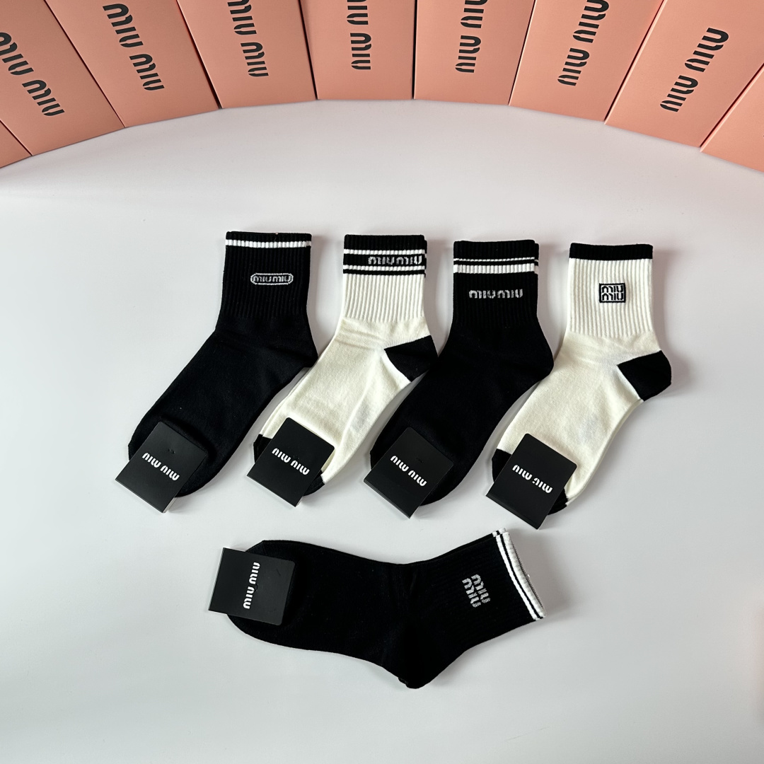 💛配包装MiuMiu（缪缪）新款中长款堆堆袜袜子！一盒五双， 专柜同步筒款袜子，💛大牌出街，潮人必备🔥超