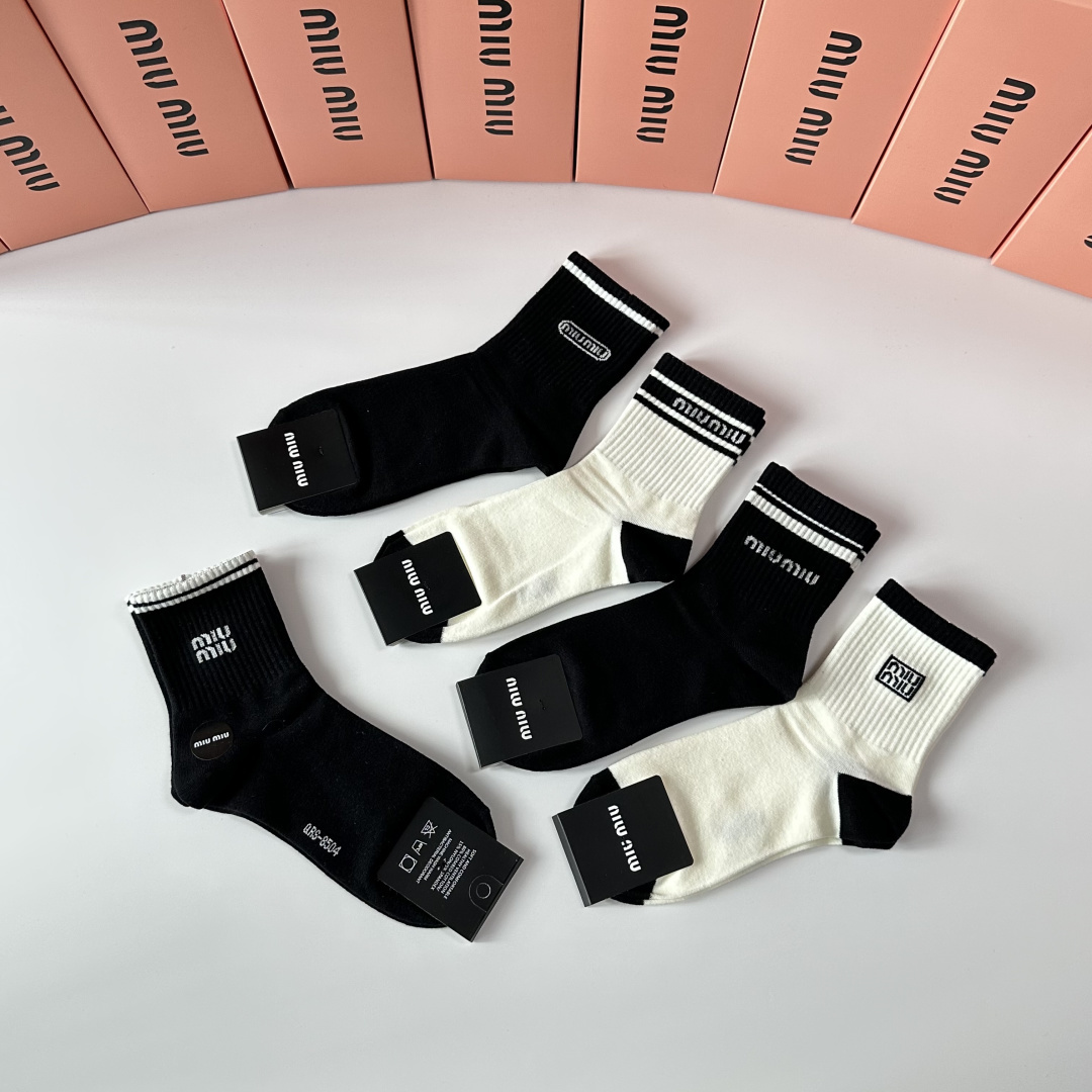 💛配包装MiuMiu（缪缪）新款中长款堆堆袜袜子！一盒五双， 专柜同步筒款袜子，💛大牌出街，潮人必备🔥超