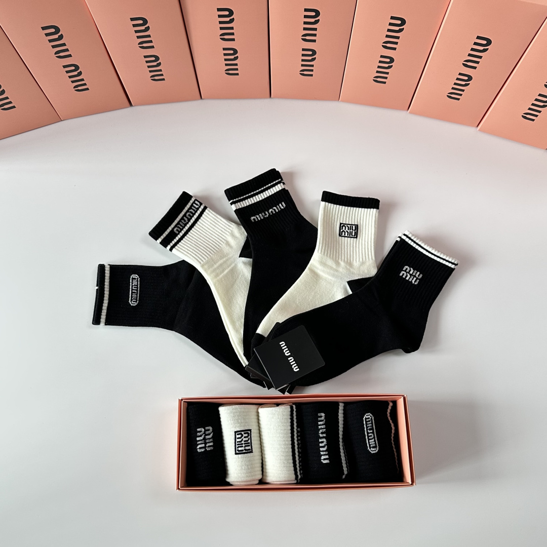 💛配包装MiuMiu（缪缪）新款中长款堆堆袜袜子！一盒五双， 专柜同步筒款袜子，💛大牌出街，潮人必备🔥超