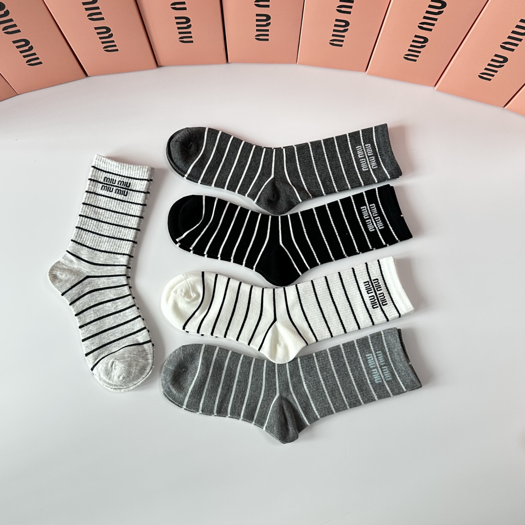💛配专柜包装MiuMiu（缪缪）新款中长款堆堆袜袜子！一盒五双，专柜同步筒袜袜子，大牌出街，潮人必备🔥超