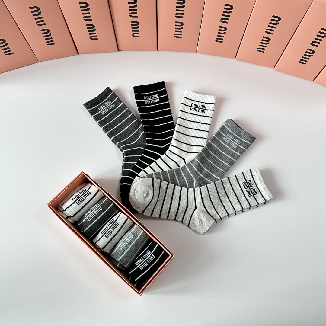 💛配专柜包装MiuMiu（缪缪）新款中长款堆堆袜袜子！一盒五双，专柜同步筒袜袜子，大牌出街，潮人必备🔥超
