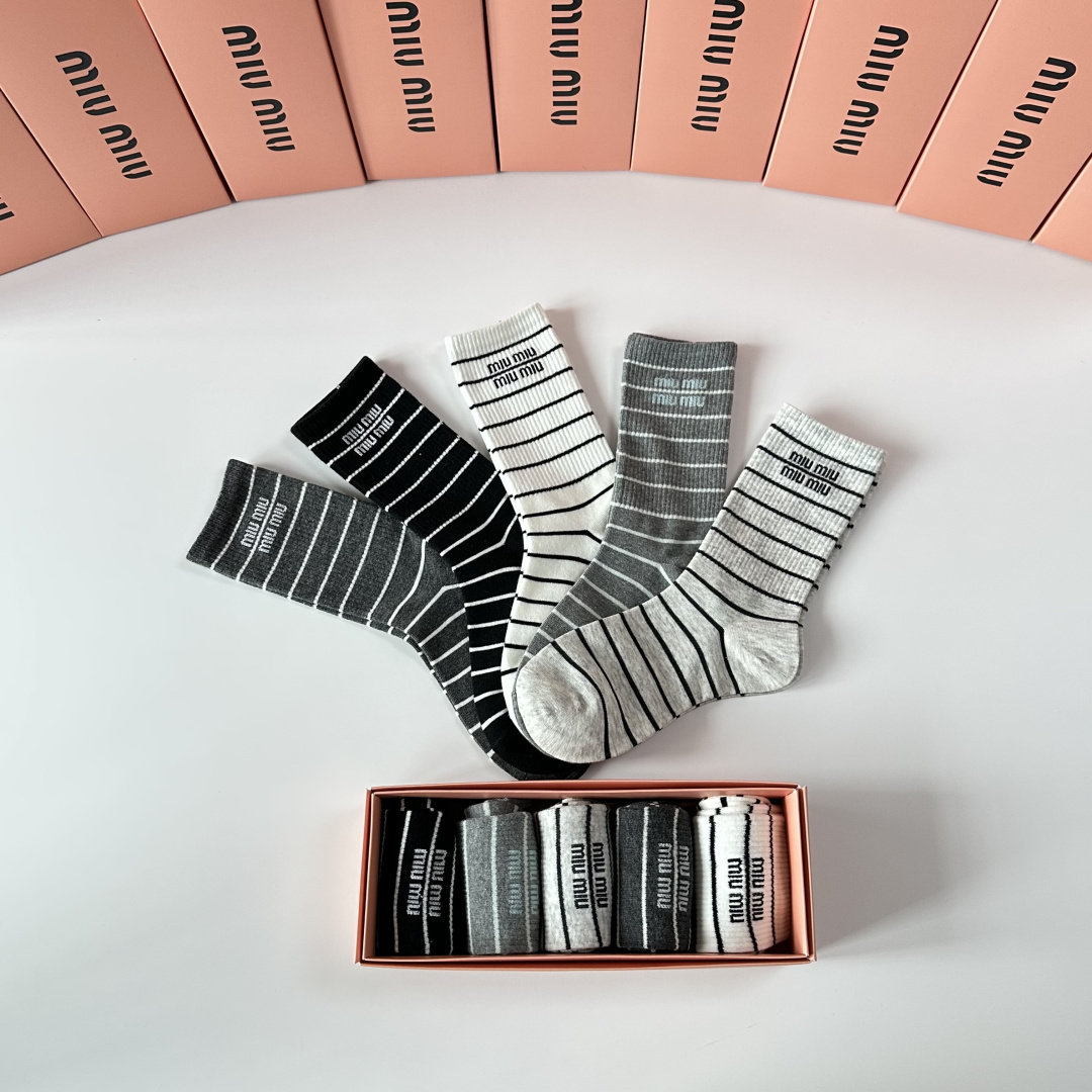 💛配专柜包装MiuMiu（缪缪）新款中长款堆堆袜袜子！一盒五双，专柜同步筒袜袜子，大牌出街，潮人必备🔥超