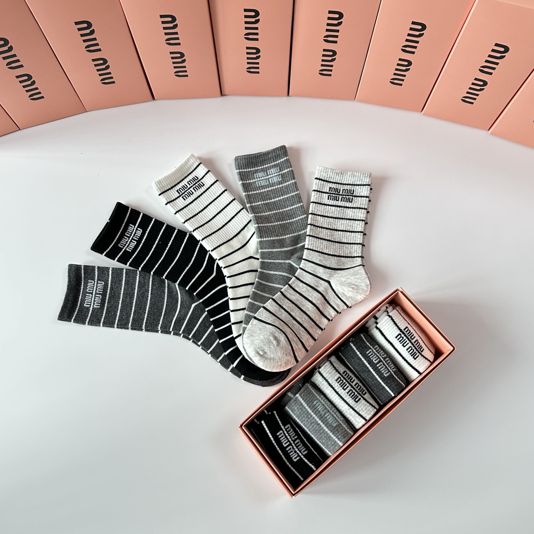 💛配专柜包装MiuMiu（缪缪）新款中长款堆堆袜袜子！一盒五双，专柜同步筒袜袜子，大牌出街，潮人必备🔥超