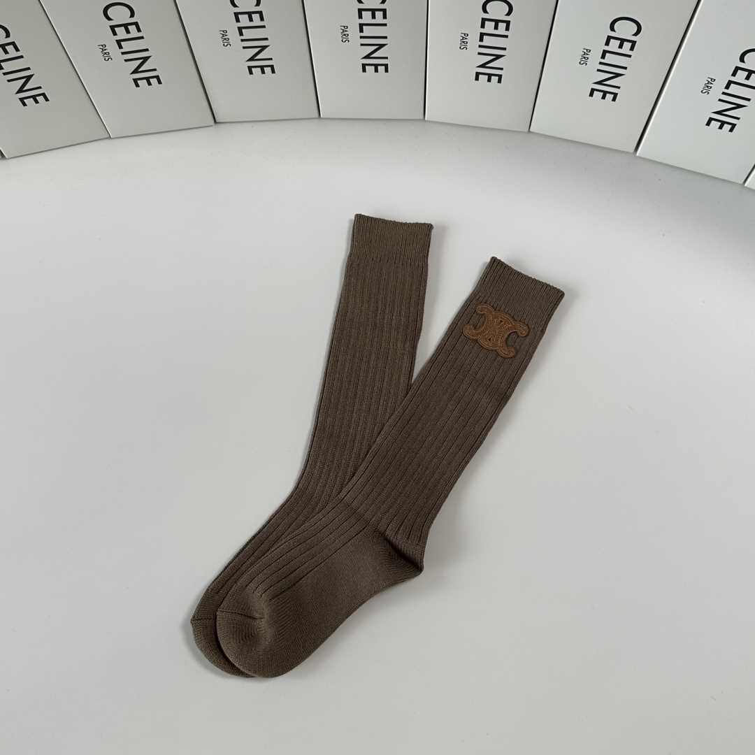 💛配包装Celine（赛琳）新款经典小腿款饰品袜堆堆袜袜子！一盒一双， 专柜同步筒款袜子，💛大牌出街，潮