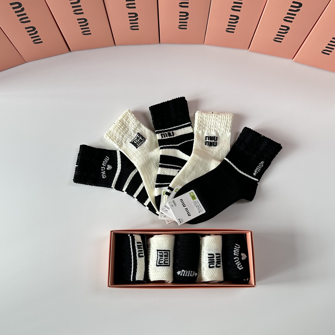 💛配包装MiuMiu（缪缪）新款经典中长筒袜堆堆袜袜子！一盒五双， 专柜同步筒袜袜子，💛大牌出街，潮人必