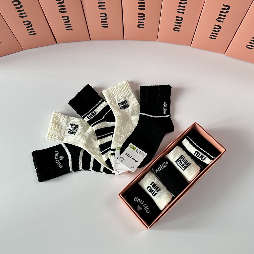 💛配包装MiuMiu（缪缪）新款经典中长筒袜堆堆袜袜子！一盒五双， 专柜同步筒袜袜子，💛大牌出街，潮人必