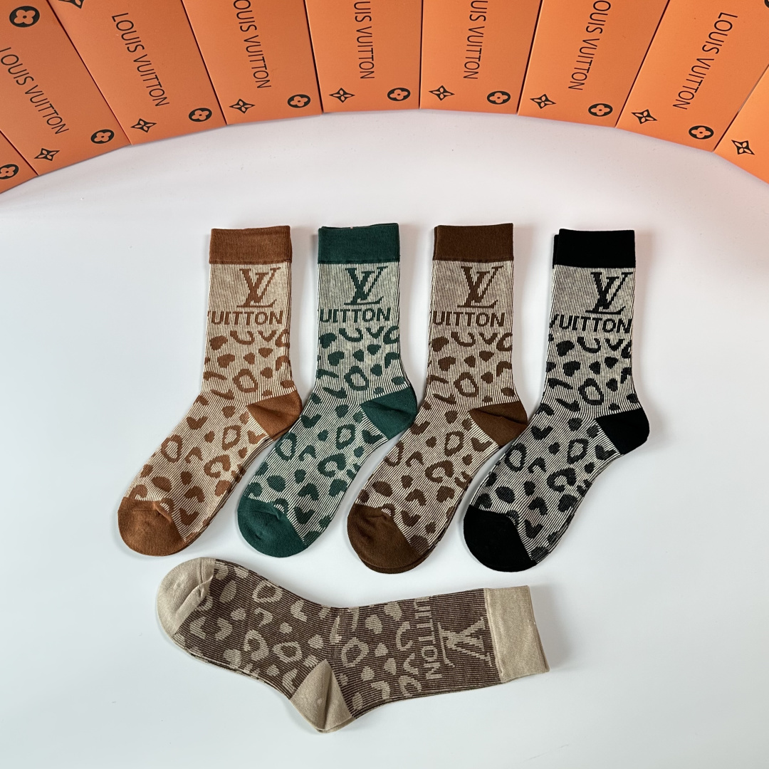 💛配专柜包装LV（路易威登）新款双针中长款堆堆袜袜子！一盒五双，专柜同步筒袜袜子，大牌出街，潮人必备🔥超