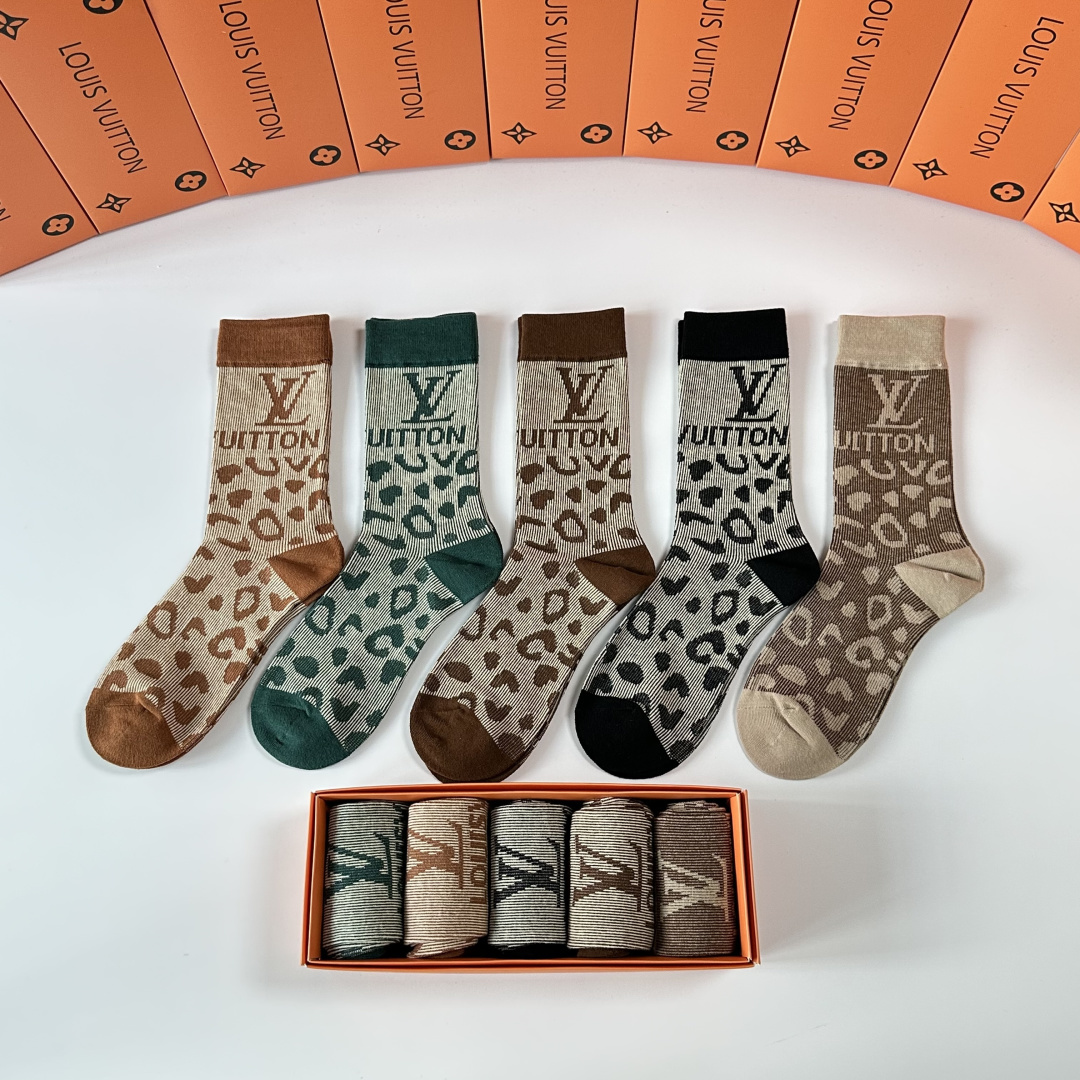 💛配专柜包装LV（路易威登）新款双针中长款堆堆袜袜子！一盒五双，专柜同步筒袜袜子，大牌出街，潮人必备🔥超