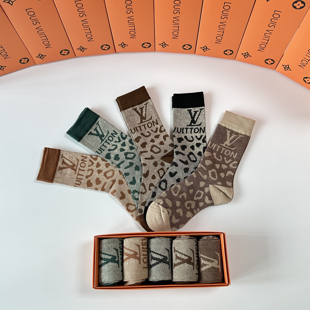 💛配专柜包装LV（路易威登）新款双针中长款堆堆袜袜子！一盒五双，专柜同步筒袜袜子，大牌出街，潮人必备🔥超