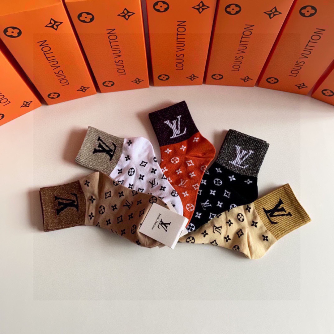 💛配专柜包装LV（路易威登）新款中长款堆堆袜袜子！一盒五双，专柜同步筒袜袜子，大牌出街，潮人必备🔥超好搭