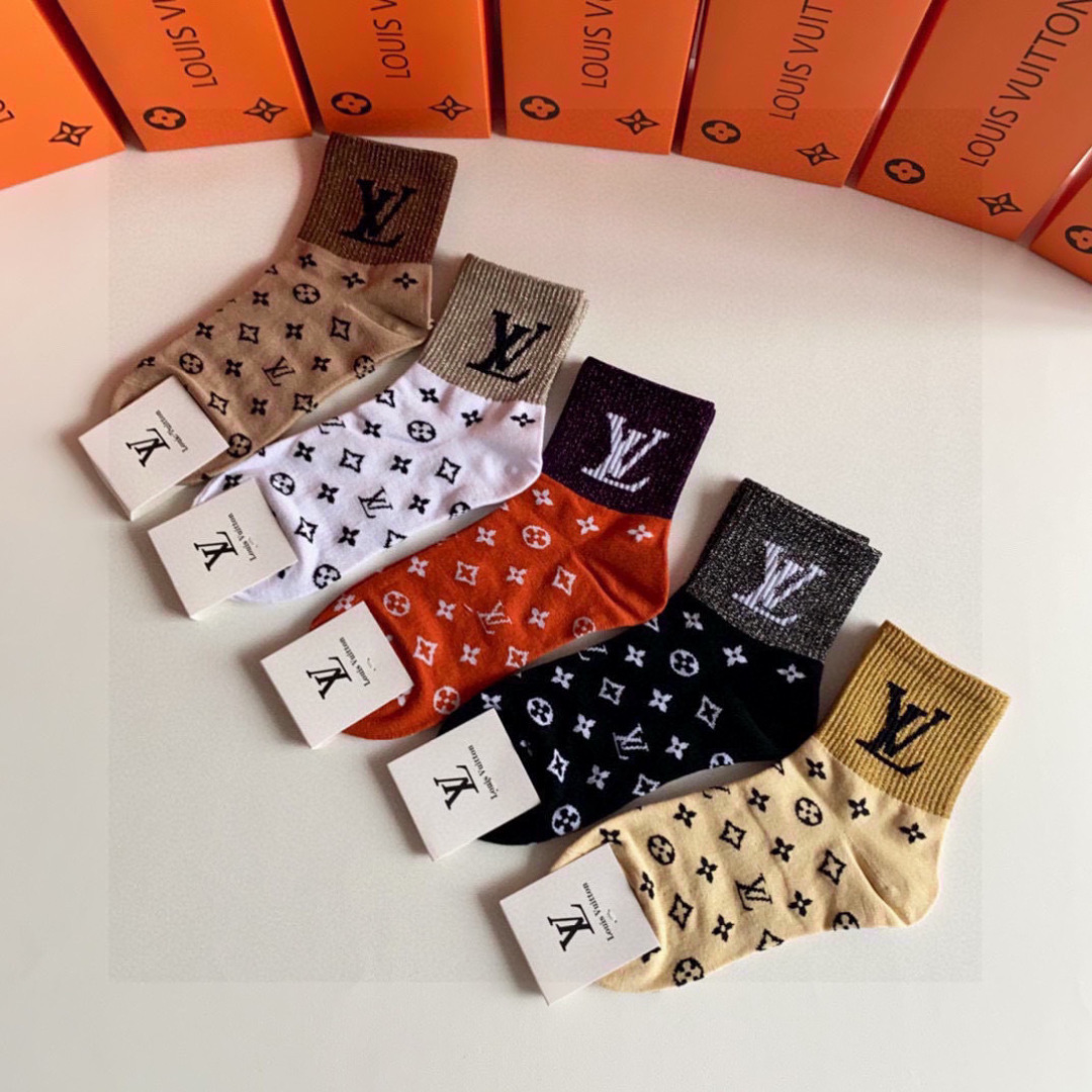 💛配专柜包装LV（路易威登）新款中长款堆堆袜袜子！一盒五双，专柜同步筒袜袜子，大牌出街，潮人必备🔥超好搭
