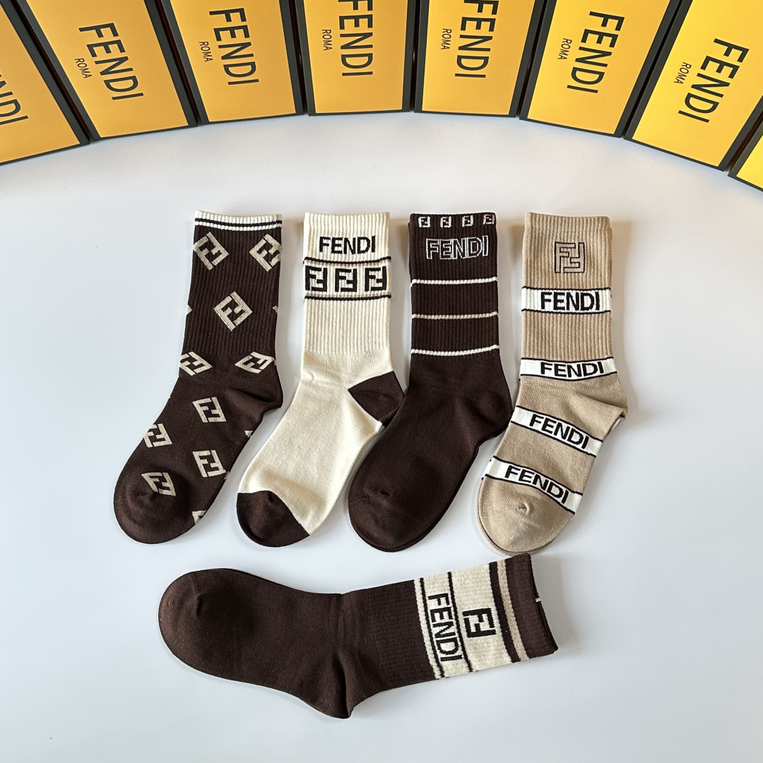 💛配专柜包装FENDI（芬迪）新款中长款堆堆袜袜子！一盒五双，专柜同步筒袜袜子，💛大牌出街，潮人必备🔥超