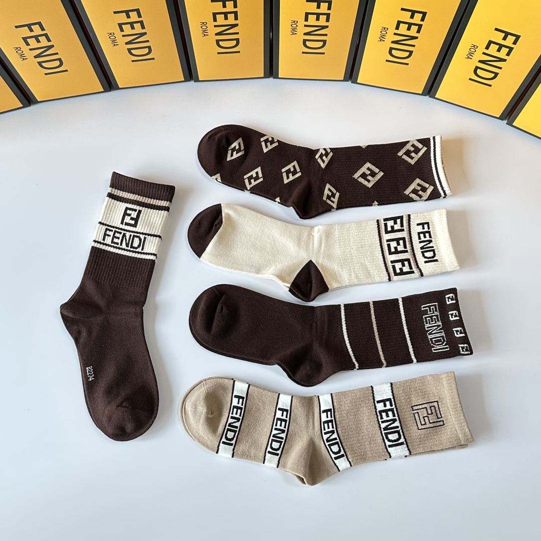 💛配专柜包装FENDI（芬迪）新款中长款堆堆袜袜子！一盒五双，专柜同步筒袜袜子，💛大牌出街，潮人必备🔥超