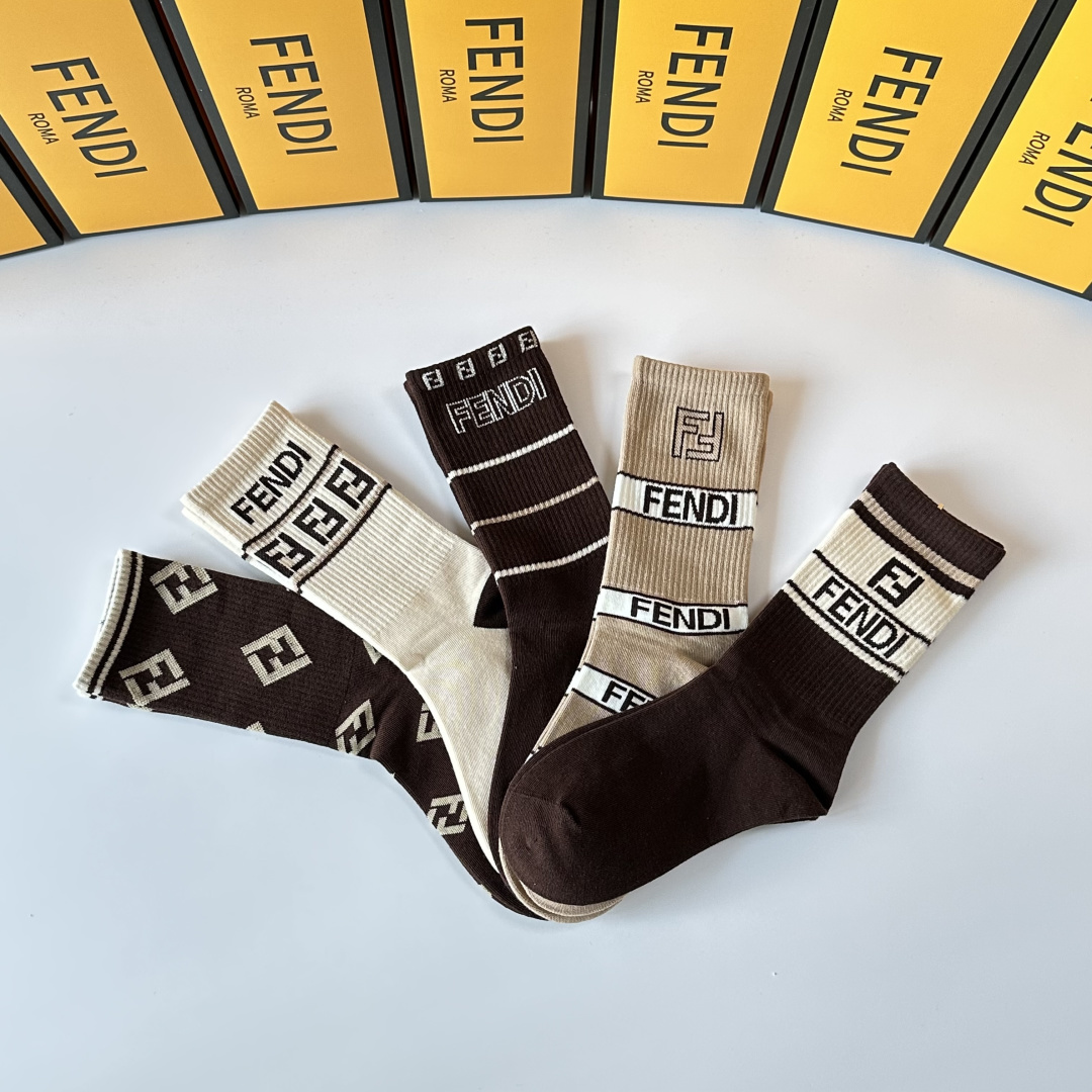 💛配专柜包装FENDI（芬迪）新款中长款堆堆袜袜子！一盒五双，专柜同步筒袜袜子，💛大牌出街，潮人必备🔥超