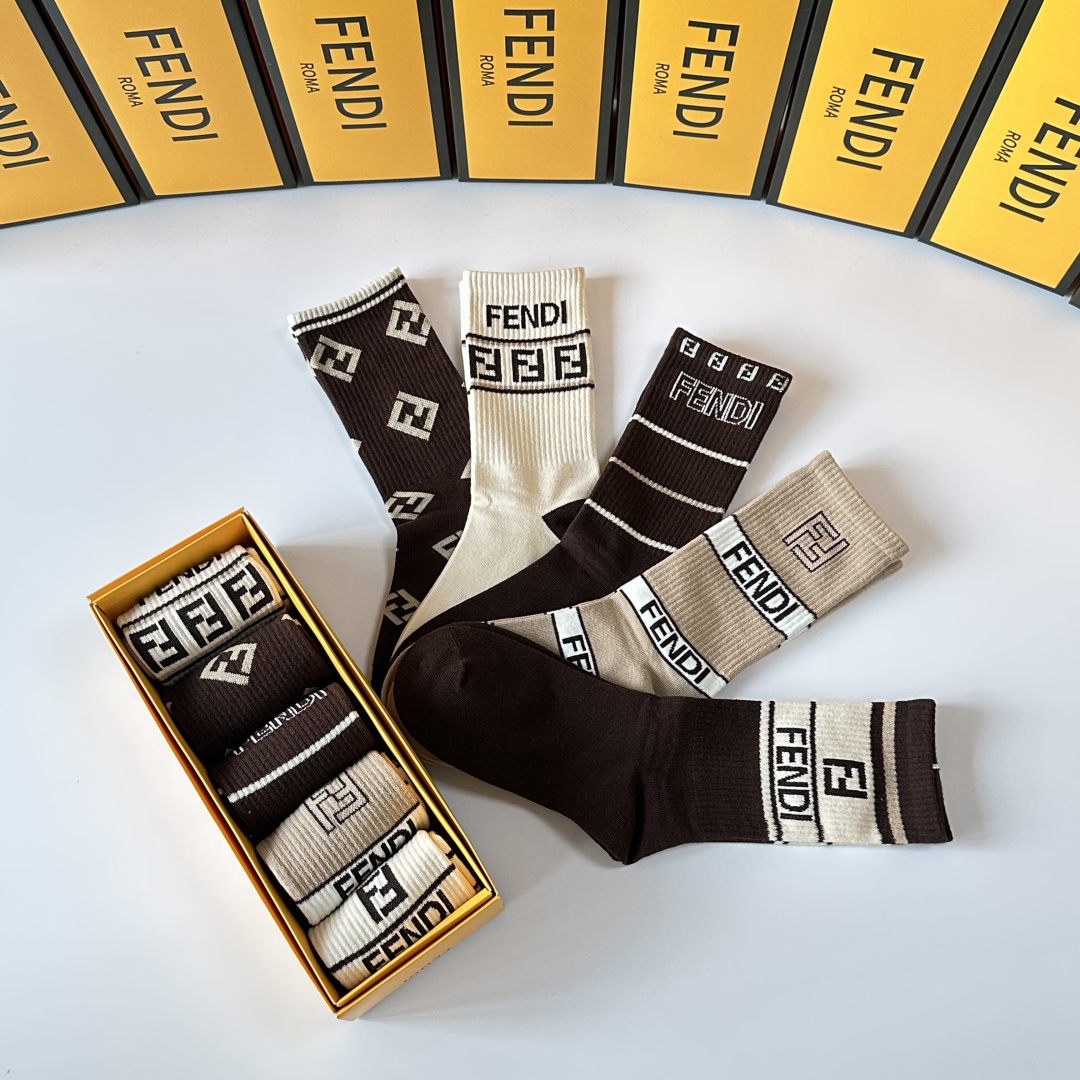 💛配专柜包装FENDI（芬迪）新款中长款堆堆袜袜子！一盒五双，专柜同步筒袜袜子，💛大牌出街，潮人必备🔥超