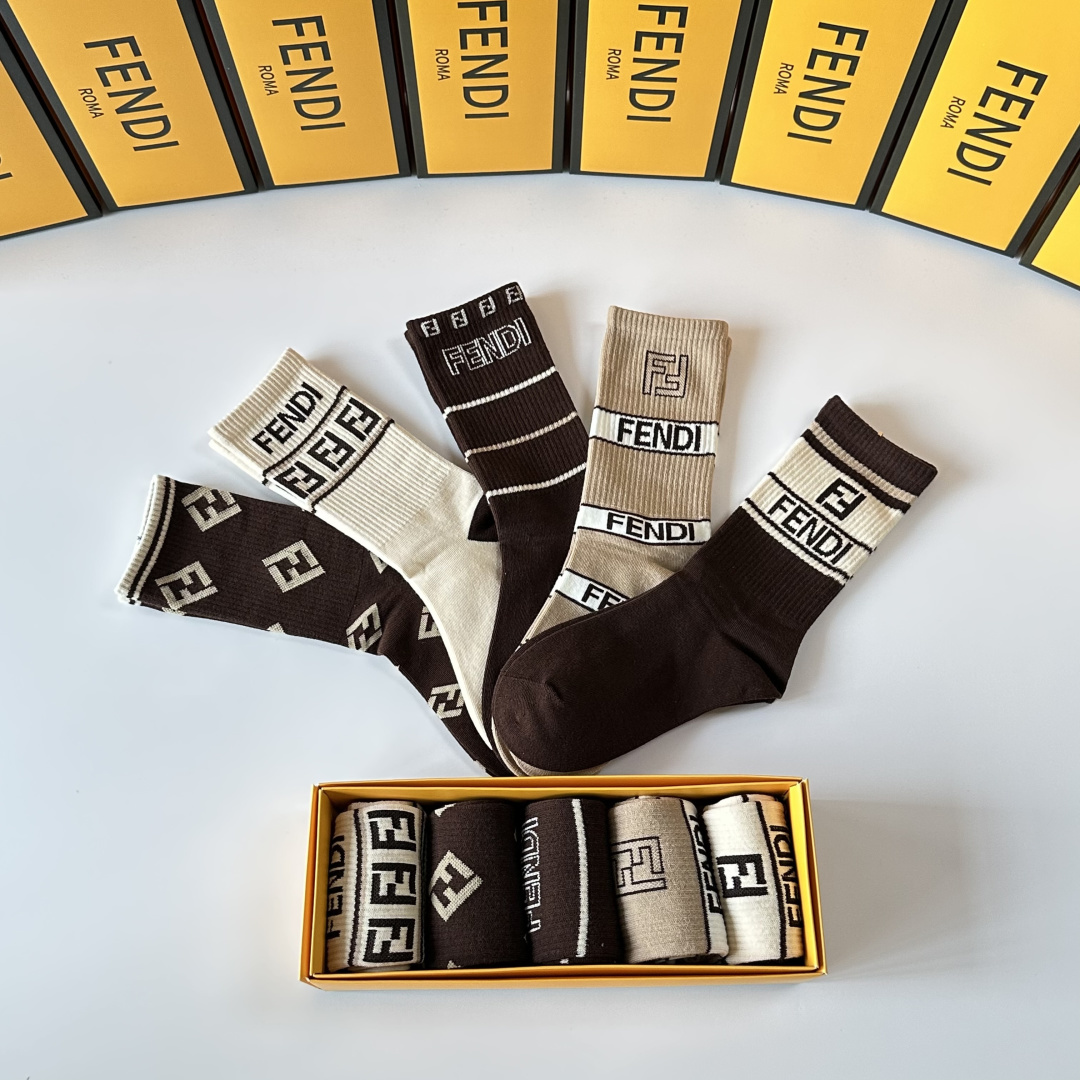 💛配专柜包装FENDI（芬迪）新款中长款堆堆袜袜子！一盒五双，专柜同步筒袜袜子，💛大牌出街，潮人必备🔥超