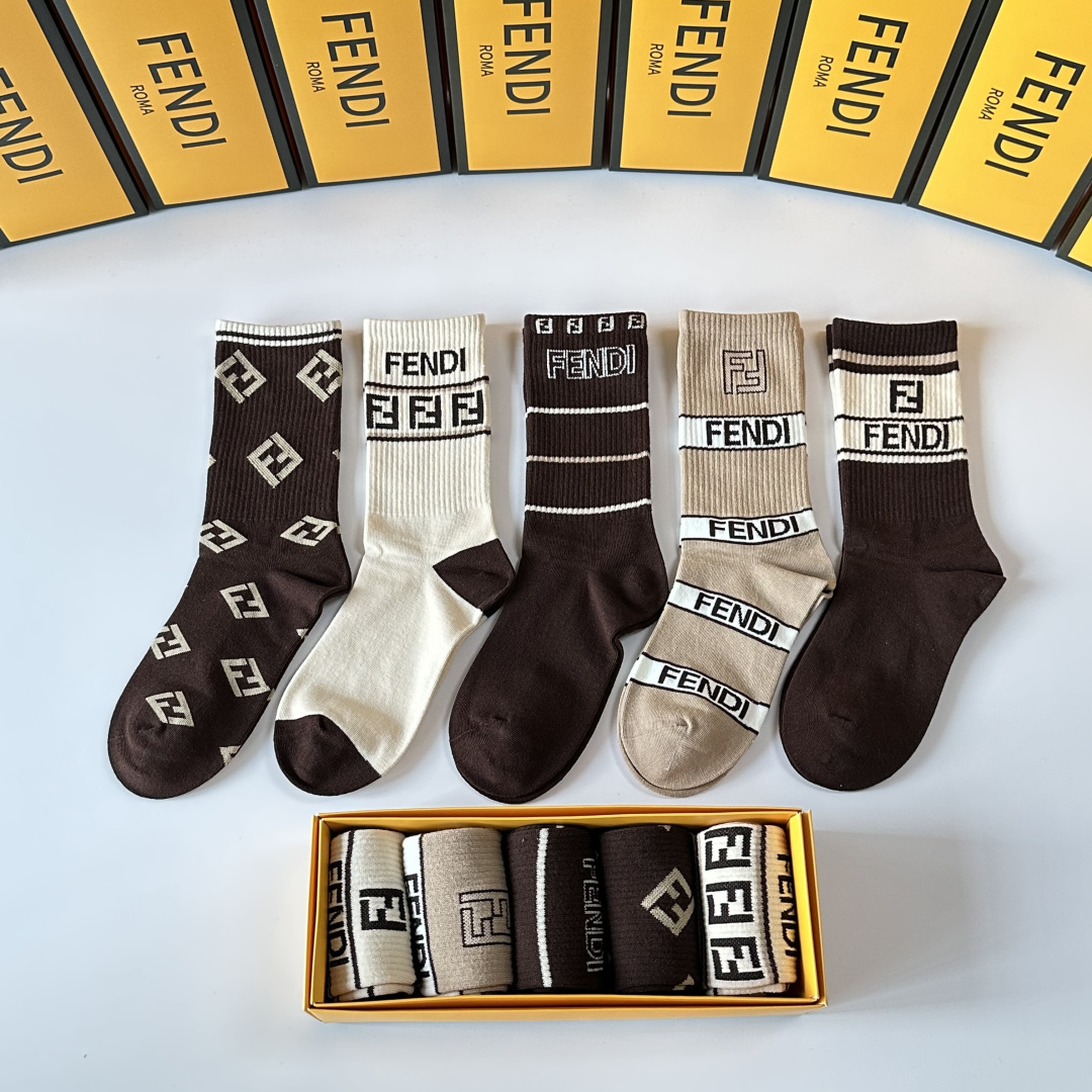 💛配专柜包装FENDI（芬迪）新款中长款堆堆袜袜子！一盒五双，专柜同步筒袜袜子，💛大牌出街，潮人必备🔥超