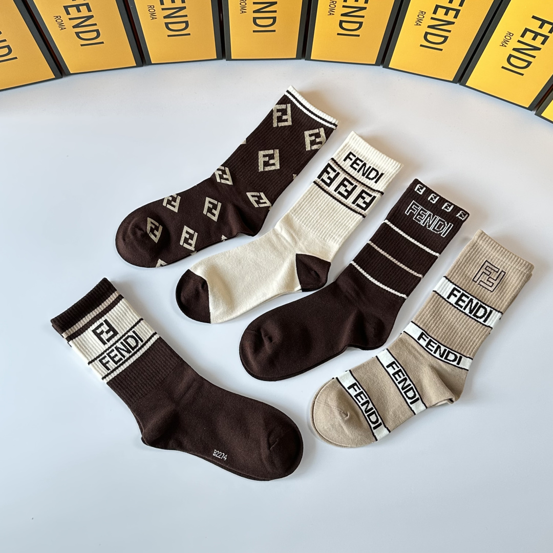 💛配专柜包装FENDI（芬迪）新款中长款堆堆袜袜子！一盒五双，专柜同步筒袜袜子，💛大牌出街，潮人必备🔥超