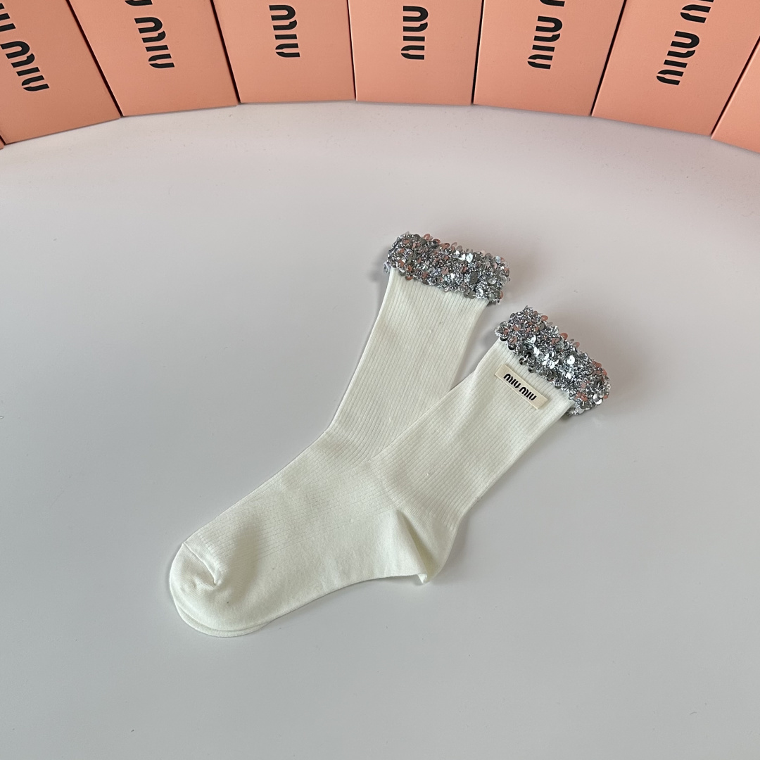 💛配包装MiuMiu（缪缪）新款经典重工饰品袜堆堆袜袜子！一盒一双， 专柜同步筒款袜子，💛大牌出街，潮人