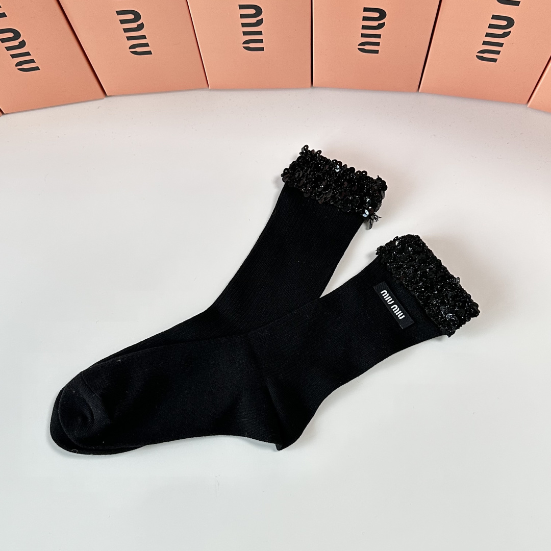 💛配包装MiuMiu（缪缪）新款经典重工饰品袜堆堆袜袜子！一盒一双， 专柜同步筒款袜子，💛大牌出街，潮人