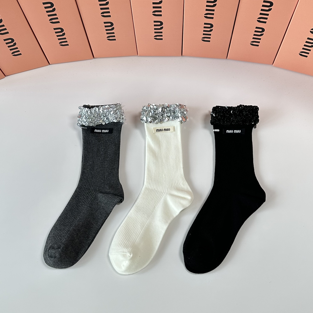 💛配包装MiuMiu（缪缪）新款经典重工饰品袜堆堆袜袜子！一盒一双， 专柜同步筒款袜子，💛大牌出街，潮人