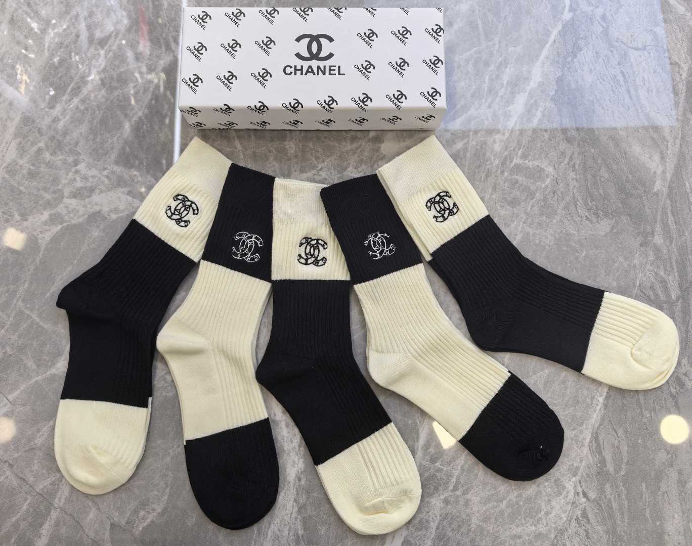💛配包装CHANEL （香奈儿）新款羊绒刺绣中长款堆堆袜袜子！一盒五双， 专柜同步筒款袜子，💛大牌出街，