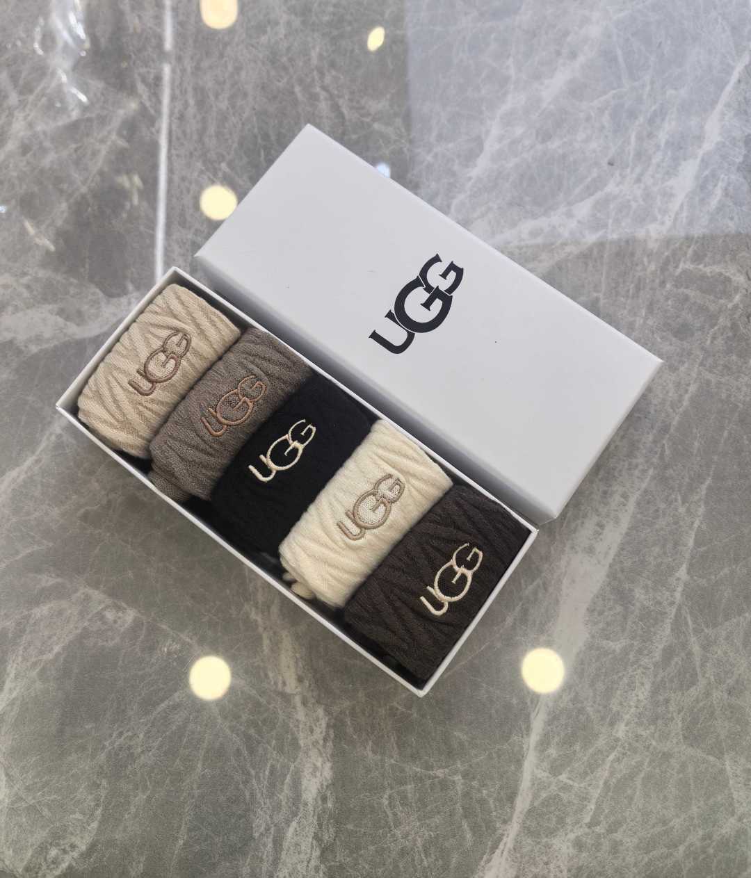 💛配包装UGG 新款羊绒刺绣中长款堆堆袜袜子！一盒五双， 专柜同步筒款袜子，💛大牌出街，潮人必备🔥超好搭