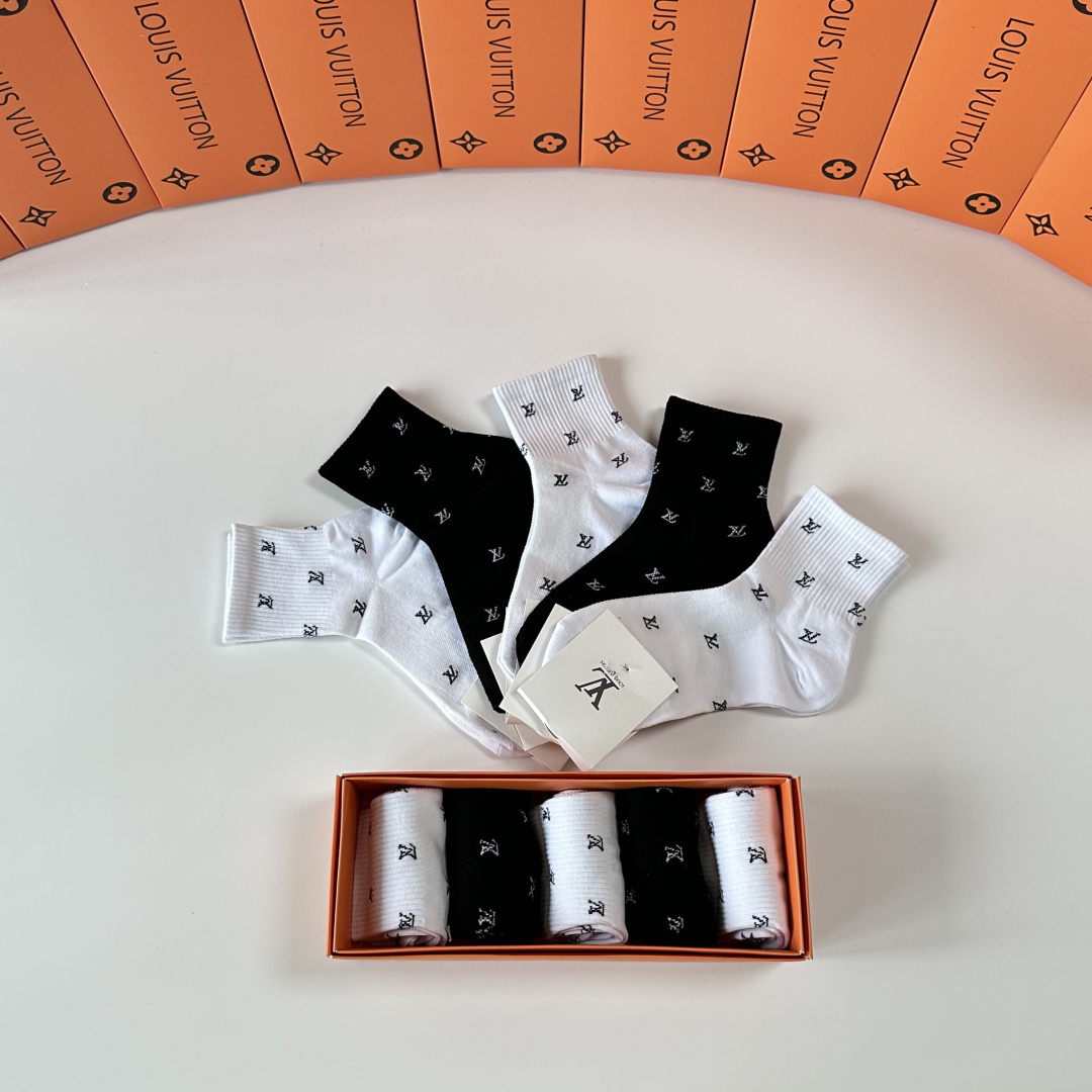 💛配专柜包装LV（路易威登）新款中长款堆堆袜袜子！一盒五双，专柜同步筒袜袜子，💛大牌出街，潮人必备🔥超好