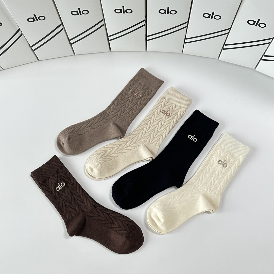 💛配包装ALO 新款羊绒刺绣中长款堆堆袜袜子！一盒五双， 专柜同步筒款袜子，💛大牌出街，潮人必备🔥超好搭