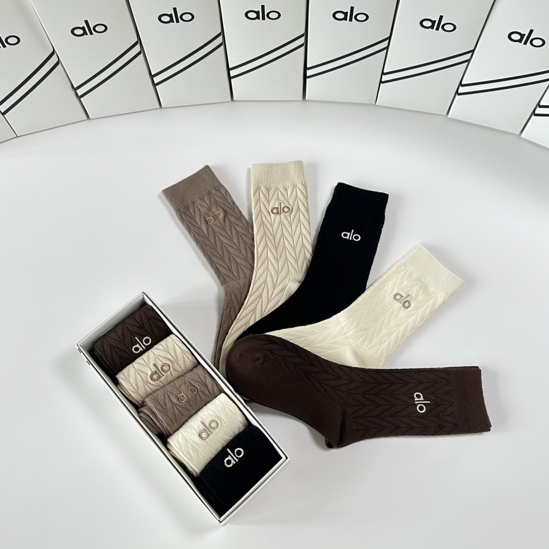 💛配包装ALO 新款羊绒刺绣中长款堆堆袜袜子！一盒五双， 专柜同步筒款袜子，💛大牌出街，潮人必备🔥超好搭