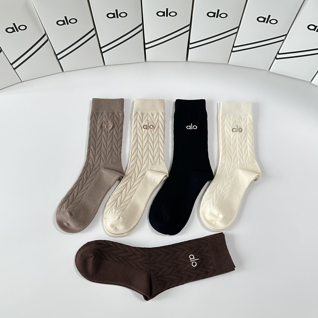 💛配包装ALO 新款羊绒刺绣中长款堆堆袜袜子！一盒五双， 专柜同步筒款袜子，💛大牌出街，潮人必备🔥超好搭