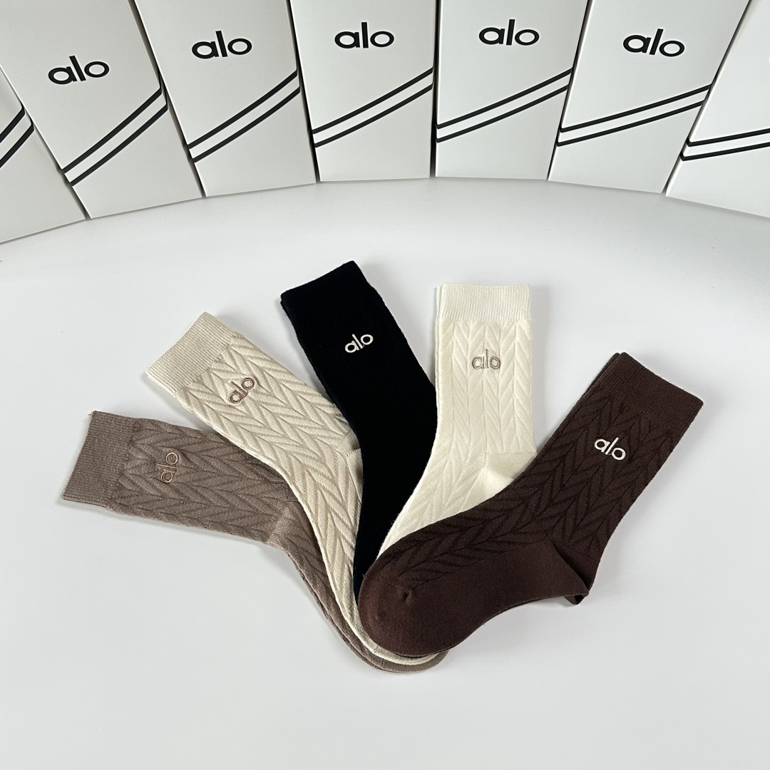 💛配包装ALO 新款羊绒刺绣中长款堆堆袜袜子！一盒五双， 专柜同步筒款袜子，💛大牌出街，潮人必备🔥超好搭