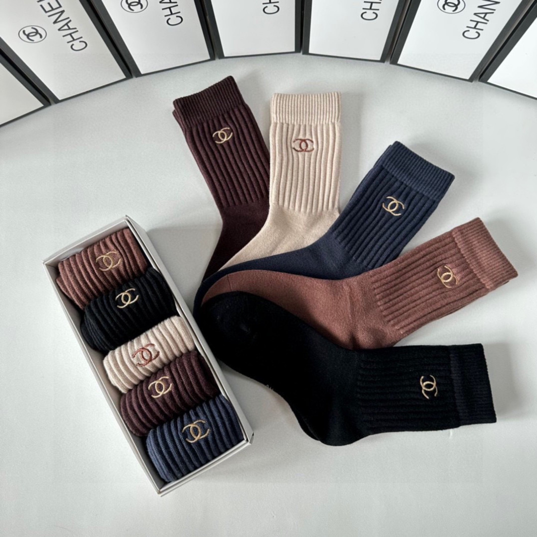 💛配专柜包装Chanel（香奈儿）新款刺绣中长筒堆堆袜袜子！一盒五双，专柜同步筒袜袜子，💛大牌出街，潮人