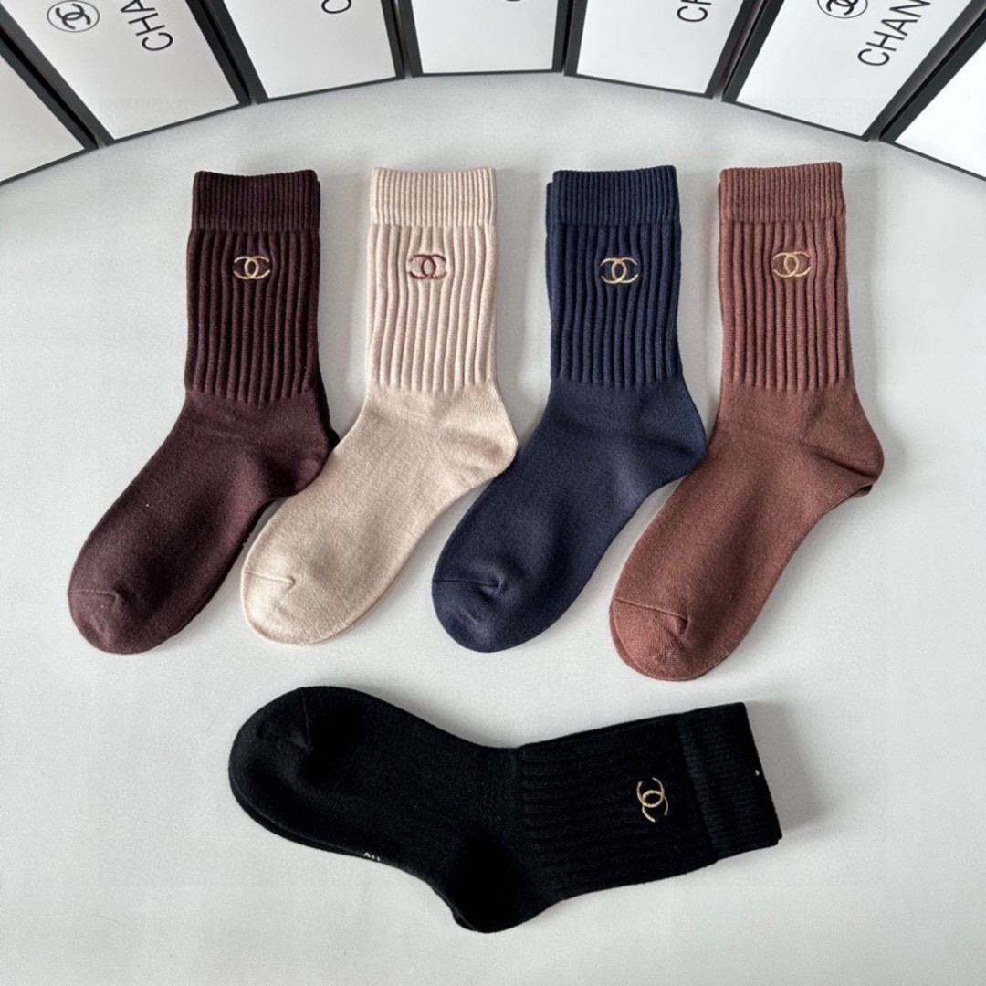 💛配专柜包装Chanel（香奈儿）新款刺绣中长筒堆堆袜袜子！一盒五双，专柜同步筒袜袜子，💛大牌出街，潮人