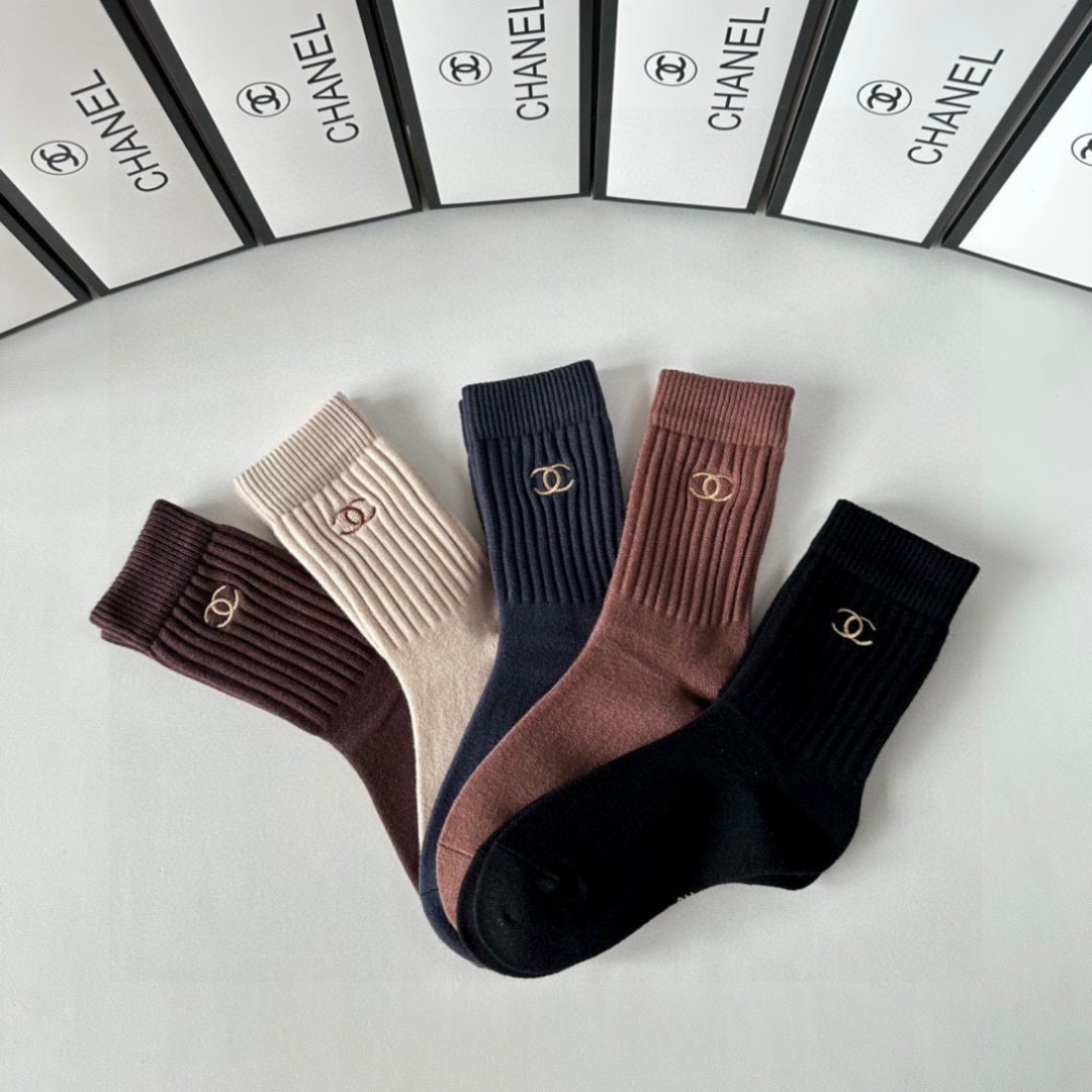 💛配专柜包装Chanel（香奈儿）新款刺绣中长筒堆堆袜袜子！一盒五双，专柜同步筒袜袜子，💛大牌出街，潮人