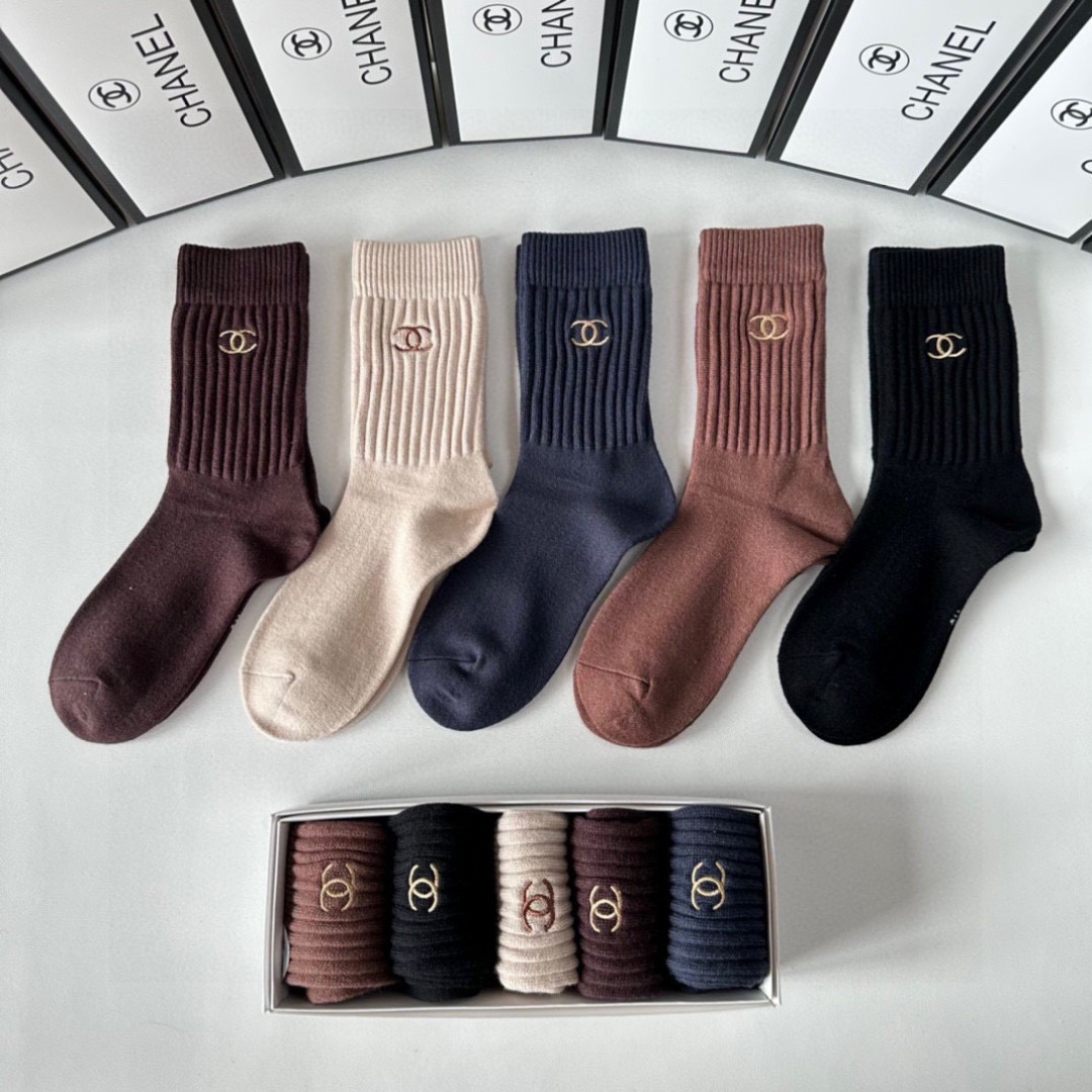 💛配专柜包装Chanel（香奈儿）新款刺绣中长筒堆堆袜袜子！一盒五双，专柜同步筒袜袜子，💛大牌出街，潮人