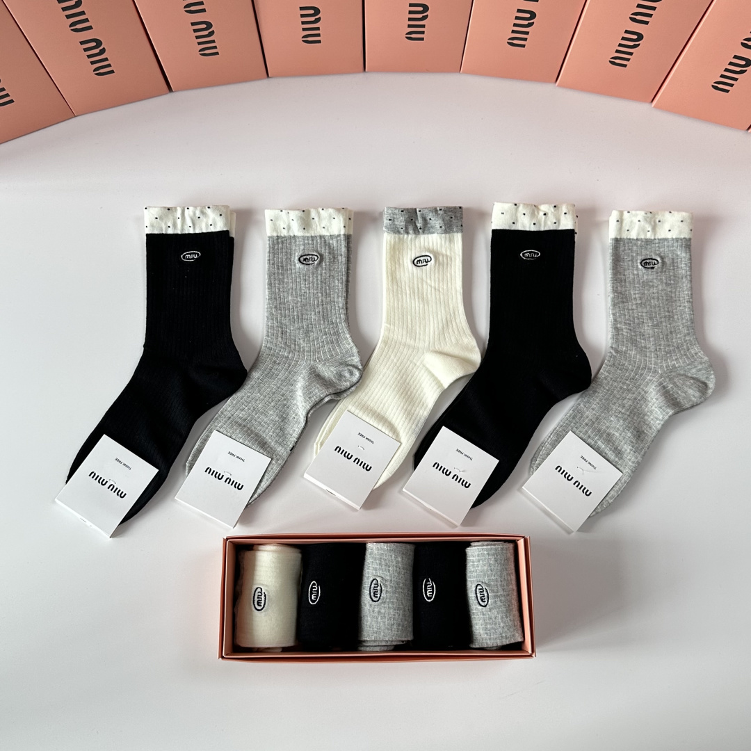 💛配包装MiuMiu（缪缪）新款刺绣经典中长筒袜堆堆袜袜子！一盒五双， 专柜同步筒袜袜子，💛大牌出街，潮