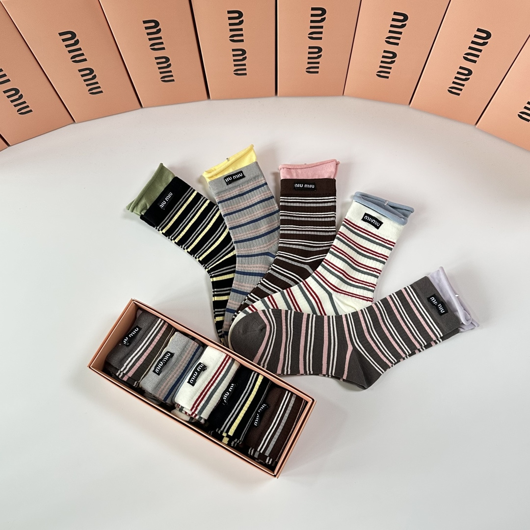 💛配包装MiuMiu（缪缪）新款饰品袜经典中长筒袜堆堆袜袜子！一盒五双， 专柜同步筒袜袜子，💛大牌出街，